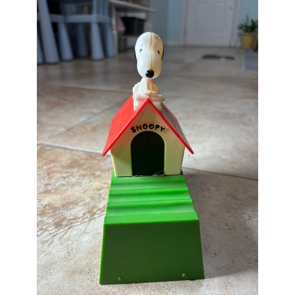 Vintage Snoopy Pencil Sharpener Kenner 3550 Peanuts Doghouse Typewriter 1968